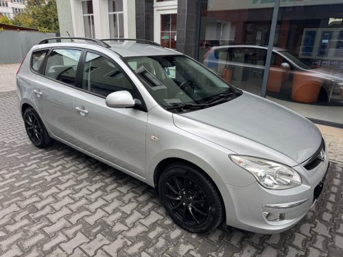 hyundai-i30-1-6i-93kw-serviska-2xkola