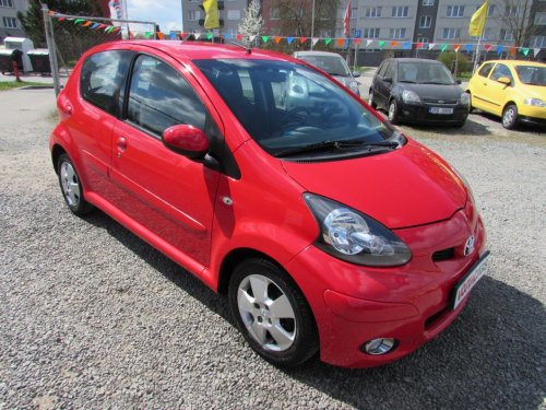 toyota-aygo-1-0i-50kw-1-majitel-nova-stk