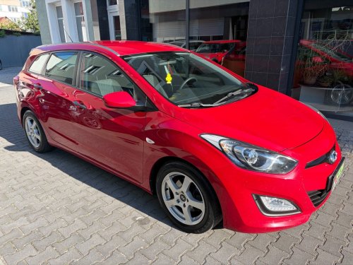 hyundai-i30-1-4i-73kw-serviska-2-x-kola
